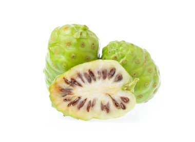 Dilimlenmiş Noni meyvesi beyaz arkaplanda izole.