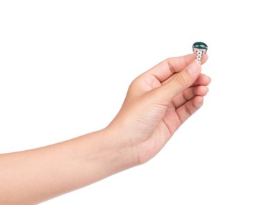 Beyaz arka plan üzerinde izole parmağına yüzüğü göster