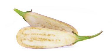 Beyaz arkaplanda izole edilmiş patlıcan kesimi