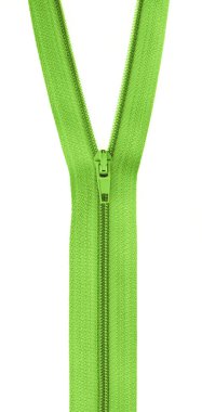 Beyaz arka plan üzerinde izole renkli fermuarlar