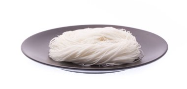 Beyaz arka planda izole edilmiş Çin eriştesi tarzı