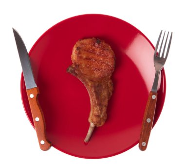 Izgara domuz kaburgası. Çatal ve bıçakla birlikte beyaz arka planda.