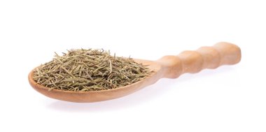 Kepçedeki kurutulmuş biberiye beyaz arka planda izole edildi