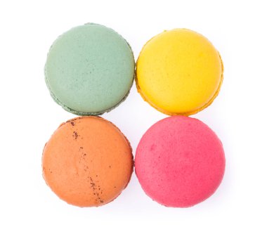 Tatlı ve renkli Fransız badem kurabiyeleri veya beyaz arka planda izole edilmiş badem kurabiyesi.