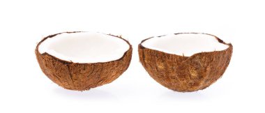 Eski kırık parçalar halinde ve beyaz arka plan üzerinde yığılmış organik hindistan cevizi meyve hindistancevizi brown