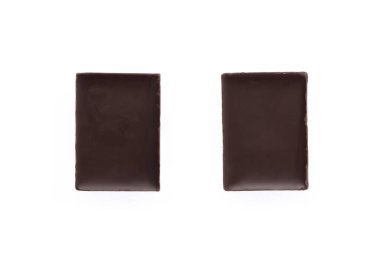 Beyaz arkaplanda izole edilmiş çikolata