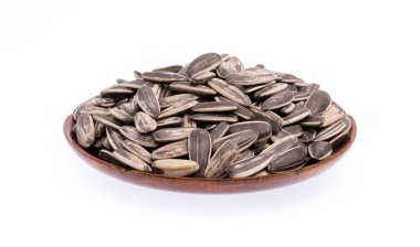Beyaz arkaplanda izole edilmiş güneş çiçeği tohumları.