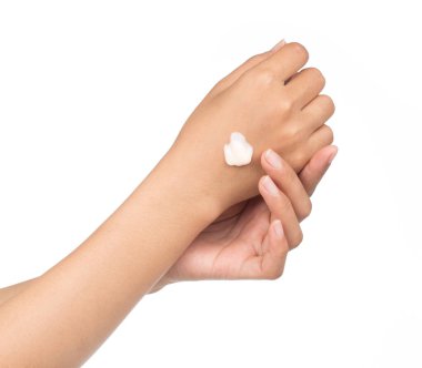 Beyaz arkaplanda izole edilmiş ellerdeki losyon