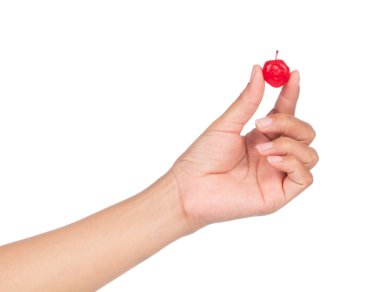 El ele tutuşan kiraz, beyaz bir arka planda izole edilmiş.