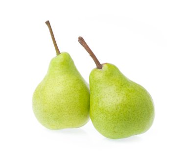 yeşil armutlar beyaz arkaplanda izole