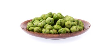 Beyaz arka planda izole edilmiş ahşap çanakta yeşil fasulye atıştırmalıkları