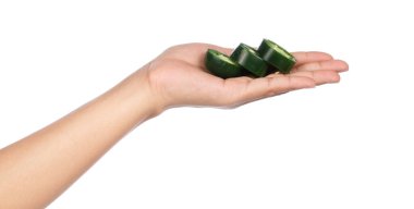 El ele tutuşup beyaz arka planda izole edilmiş acı biber dilimi.