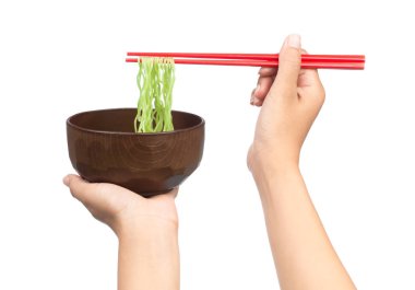 Çin vermicelli yemek çubukları ve beyaz arka planda izole edilmiş kase.