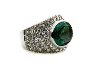 Beyaz arkaplanda yeşil zümrüt yüzük