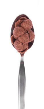 Beyaz arka planda izole edilmiş çikolata kakaolu mısır gevreği.