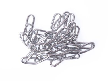 Beyaz arka plan üzerinde izole çelik zincir