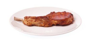 Beyaz arka planda ızgara domuz pirzolası.