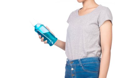Boş gri tişört giyen bir kız, beyaz arka planda izole edilmiş bir gargara şişesi tutan bir kot pantolon..