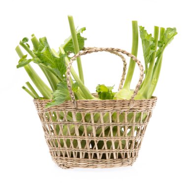 Kohlrabi sepeti beyaz arka planda izole edilmiş.