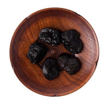 Kurumuş kuru erik tabağı beyaz arka planda izole edildi