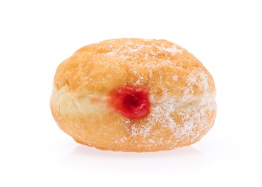 Ahududu dolu donut beyaz arkaplanda izole edilmiş.