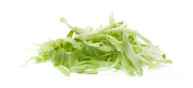 Beyaz arka plan üzerinde izole dilim yeşil lahana