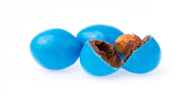 Beyaz arkaplanda izole edilmiş mavi çikolata şeker düğmeleri