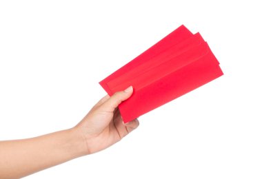 El ele tutuşup Çin 'e yeni yıl hediyesi olarak beyaz arka planda izole edilmiş kırmızı zarf veriyoruz.