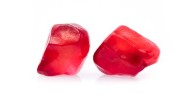 Beyaz zemin üzerinde izole edilmiş nar tohumu