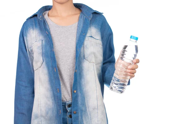 Wanita Cantik Dengan Celana Jeans Memegang Botol Air Yang Terisolasi — Stok Foto