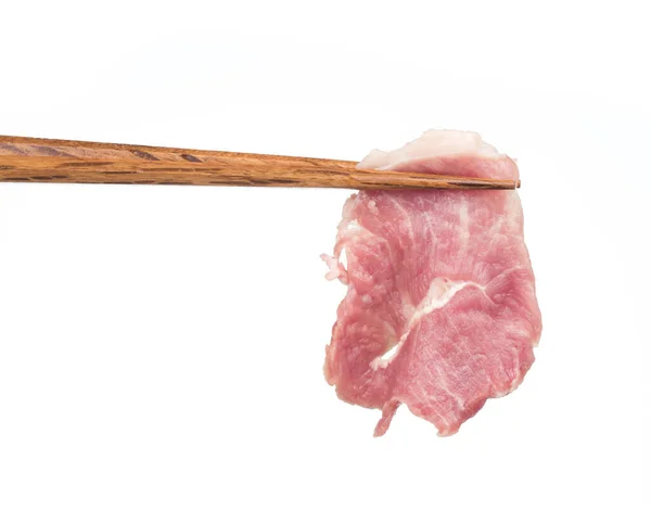 白地に隔離された箸で新鮮な肉を握る手 — ストック写真
