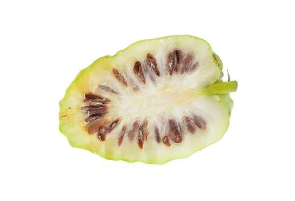 Plasterki Noni Owoce Izolowane Białym Tle — Zdjęcie stockowe