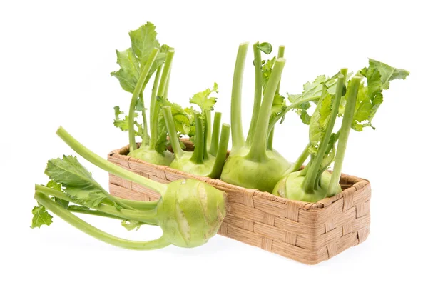 Cesta Bambu Kohlrabi Isolado Fundo Branco — Fotografia de Stock