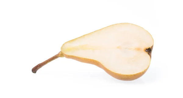 白い背景に孤立した茶色の梨をスライスし — ストック写真