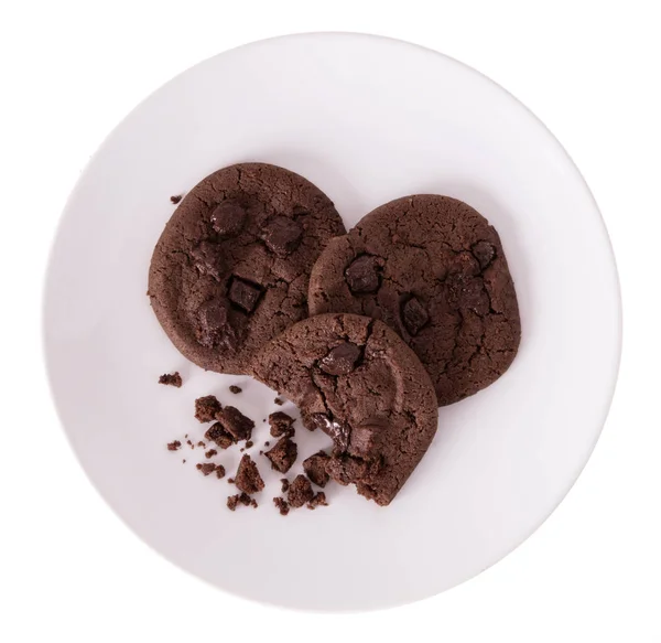 Biscuits Aux Pépites Chocolat Sur Plat Isolé Sur Fond Blanc — Photo