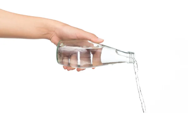 Mão Segurando Garrafa Derramando Água Respingo Isolado Fundo Branco — Fotografia de Stock