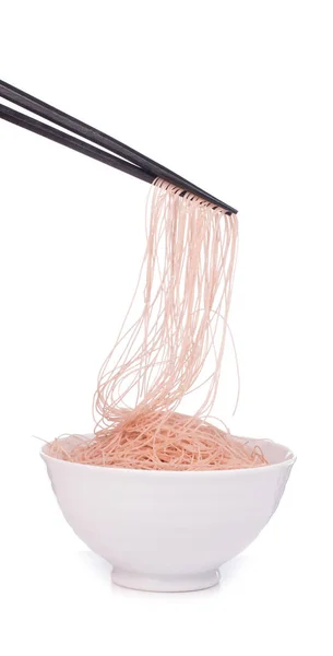 Κρατώντας Σιταρένια Noodles Chopsticks Ένα Μπολ Που Απομονώνεται Λευκό Φόντο — Φωτογραφία Αρχείου