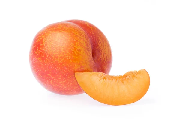 Slice Rijpe Robijn Pruimen Fruit Geïsoleerd Witte Achtergrond — Stockfoto