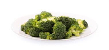Brokoli çanağı beyaz arkaplanda izole edildi