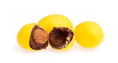 Beyaz arkaplanda izole edilmiş sarı çikolata şekerleme düğmeleri