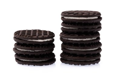 Beyaz arka planda kremalı Oreo kurabiyeleri