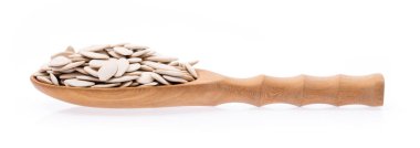 Beyaz arka planda izole edilmiş Balkabağı tohumları.