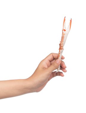 El ele tutuşan pençeler beyaz arkaplanda izole edilmiş