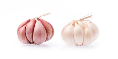 Beyaz arkaplanda sarımsak izole edilmiş.