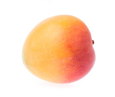 Beyaz arkaplanda yalıtılmış mango meyvesi.