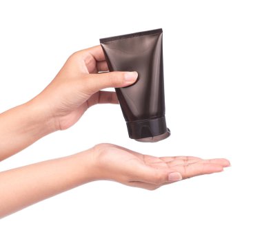 Beyaz zemin üzerinde izole edilmiş kozmetik siyah plastik tüp.