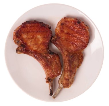 Beyaz arka planda ızgara domuz pirzolası.