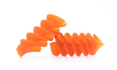 Beyaz arka plan üzerinde izole kırmızı makarna