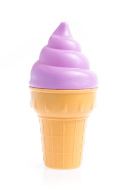 Üzümlü dondurma külahı beyaz arka planda izole edilmiş