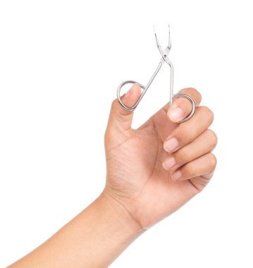 El ele tutuşan tırnak makası beyaz arka planda izole edilmiş.